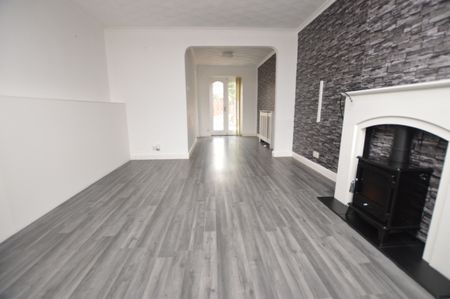 3 Bedroom Semi-Detached House - Photo 2