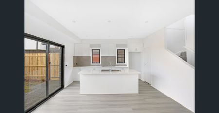 4 BEDROOM, THREE BATHROOM TOWNHOUSE - Photo 3