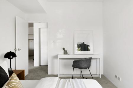 Contemporary One-Bedroom Apartment in Regent Hall - Chippendale - Photo 2