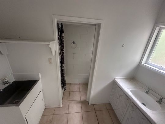 Bedsit Flat - Handy Position - Photo 1