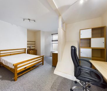 4 bedroom terraced house to rent - Photo 3