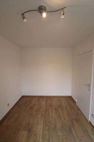 Een gerenoveerd appartement op de eerste verdieping achteraan met autostaanplaats - Photo 5