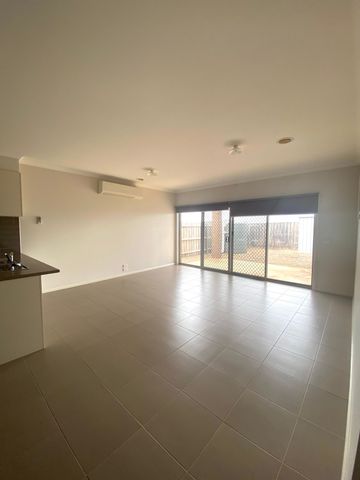 Pristine 3 bedroom home - Photo 3