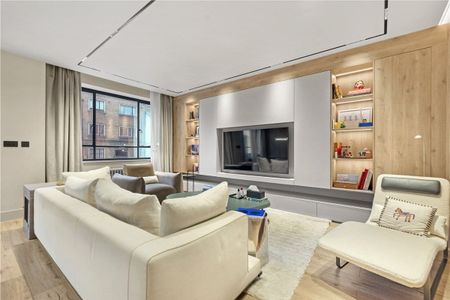 Finished to a high standard, this furnished apartment is located within a sought-after portered building on the prestigious Portland Place in Marylebone. - Photo 5