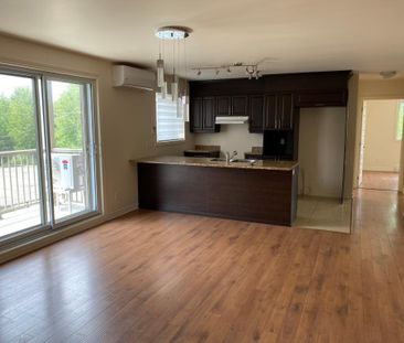 4.5 A LAVAL TRÈS TRANQUILLE CONSTRUCTION SUPÉRIEURE ASCENSEUR - Photo 2