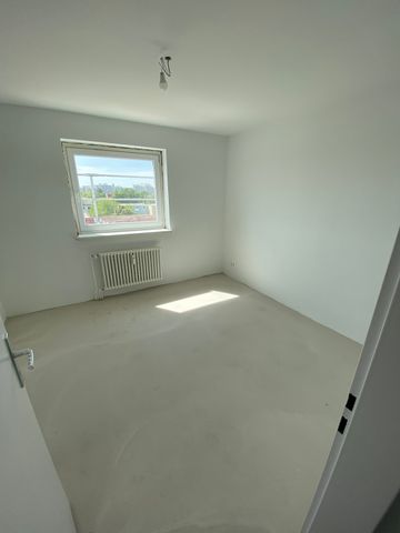Dachgeschosswohung mit Weitblick 3-Zimmer // DG, rechts - Photo 3