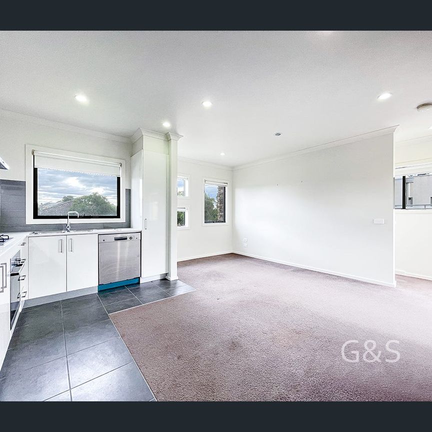 Vibrant, Low maintainance, and Convenience - Photo 1