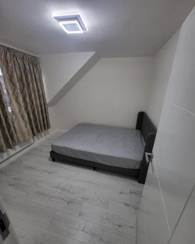 1 bedroom in a flat share to rent - Photo 4