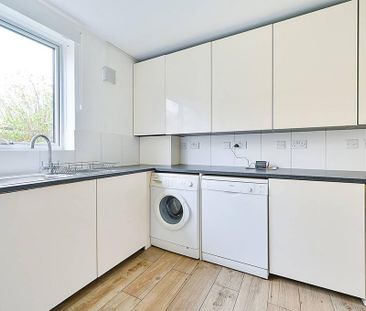 3 bedroom flat to rent - Photo 1