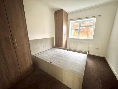 3 bedroom flat to rent - Photo 4