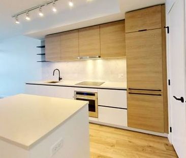 Modern 1-Bedroom Apartment with Stunning Views in Surrey's University - Photo 3