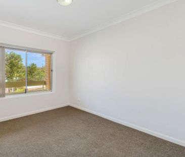 Well presented unit in enviable location, close to local shops and ... - Photo 6