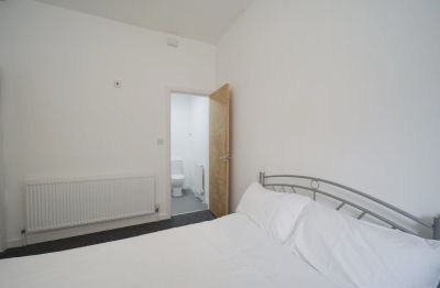6 bedroom House in Delph Mount, Leeds - Photo 4