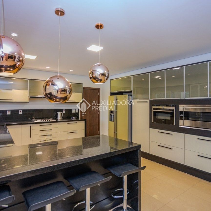 Casa em Condomínio com 4 quartos e 445m² para alugar em Cavalhada, Porto Alegre. - Photo 1