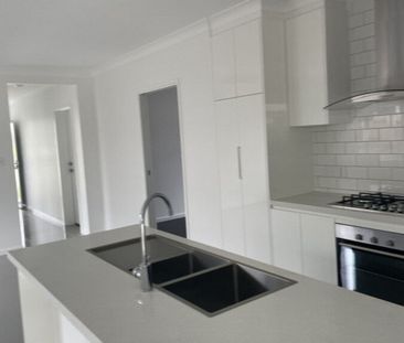 Stylish 4-Bedroom Family Home, in quite Friendly neighbourhood. - Photo 1