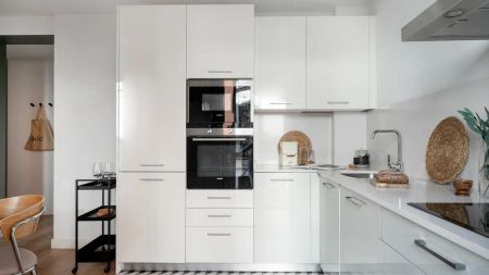 2-bedroom apartment for rent in Almagro, Madrid. - Photo 2
