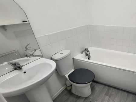 Terraced House to rent on - Photo 5