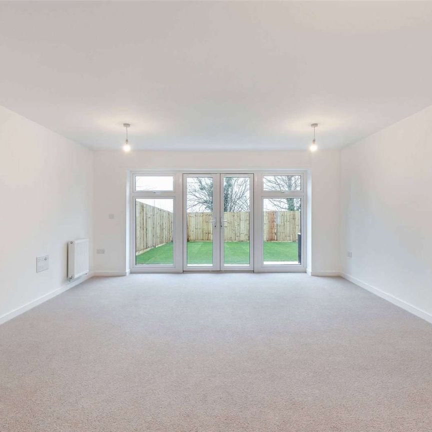 A modern three bedroom family home with private garden and parking - Photo 1