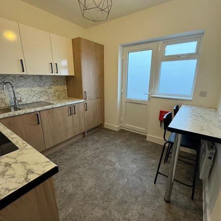 1 bedroom in a house share to rent - Photo 3