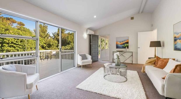 Renovated 3-Bedroom Home with Brand New Carpet in Bayview - Photo 1