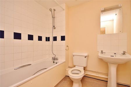 Yeoman Drive, Staines-upon-Thames, Surrey, TW19 7TH - Photo 3