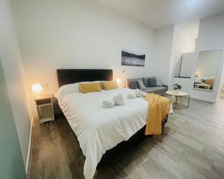 Calle Perdiguera, Málaga, Andalusia 29003 - Photo 3