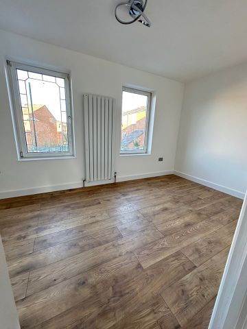 3 Bed Terraced House, Castle Close, E9 - Photo 5