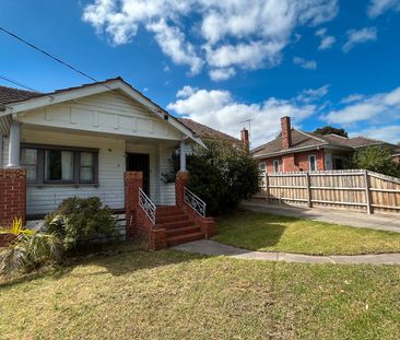 3 BEDROOM DELIGHT WITH SHOPPING AT YOUR DOOR STEP! - Photo 3