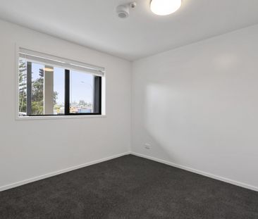 Spacious 3 Bedroom 2 Bathroom in great Location. - Photo 2