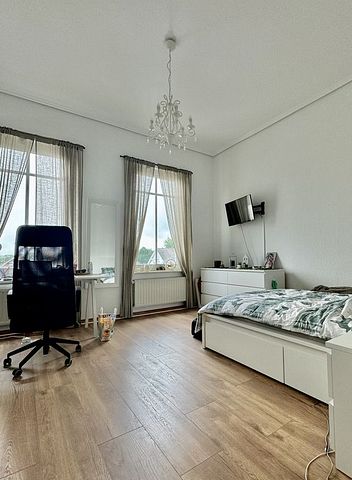 Zentrale 2-Raum-Altbauwohnung mit Einbauküche & Loggia - Photo 3