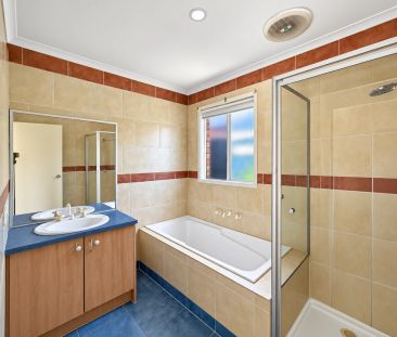 Charming Family Living in a Prime Burnside Location - Photo 6
