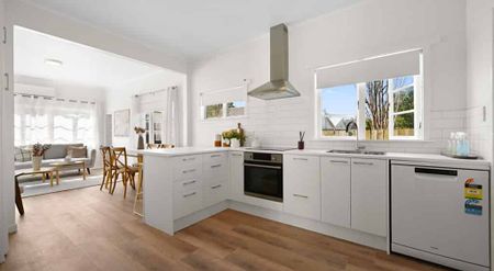 Adorable modern 3 bedroom - Photo 4