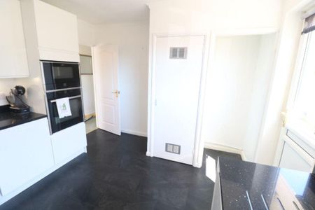 3 bedroom detached bungalow to rent - Photo 3