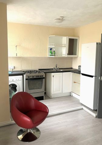 £750 PCM, Furnished One Bedroom First Floor Flat in Richmond Road, Roath, Cardiff, CF24 3BS - Photo 4