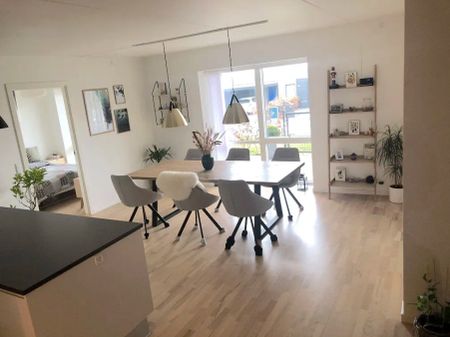 Moderne lejlighed med lysindfald og privat uderum - Photo 2