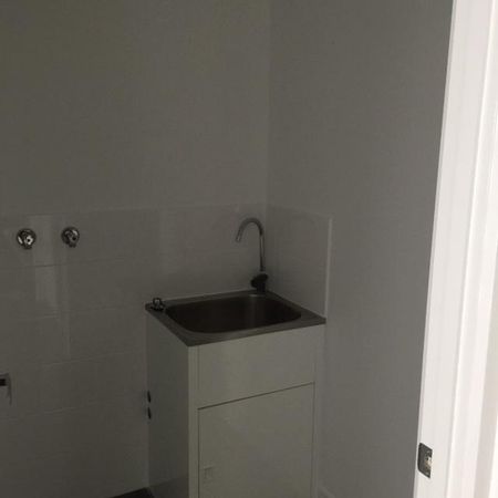 CUTE & COSY 2 BEDROOM HOME - FRESHLY PAINTED & NEW CARPETS - Photo 5