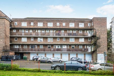 3 bedroom maisonette to rent Orchard Way, RH19 - Photo 2