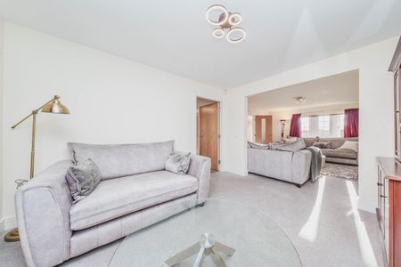 4 bedroom detached house to rent - Photo 3