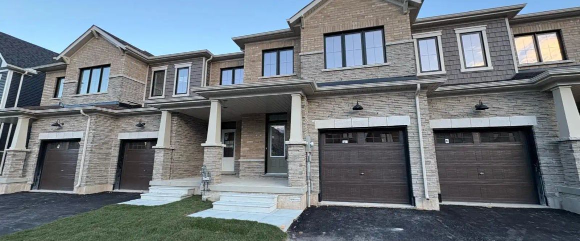 216 PORT CRESCENT — 3 Bedroom - Photo 1