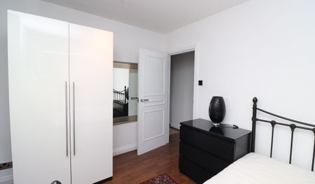 Hayfield House, Hayfield Passage, Stepney Green, London E1 - Photo 3