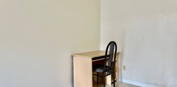 Finch/Pharmacy Bright 2bd apartment on Semidetached house - Photo 2