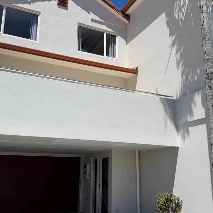 Modern 3-Storey Townhouse - Freshly Updated! - Photo 1