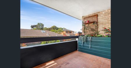 Oversized Renovated Apartment - Photo 2