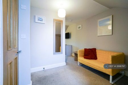 1 bedroom in a house share to rent - Photo 5