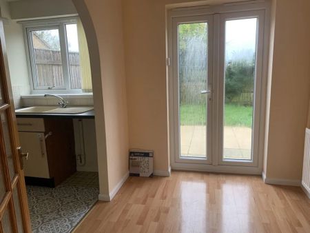 27 College Close, - Photo 3