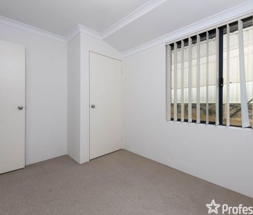 Spacious 4 X 2 in Fantastic Lakelands Location ! - Photo 5