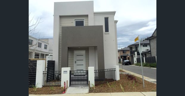 Simple, Stylish Studio Apartment - right near Station! - Photo 1