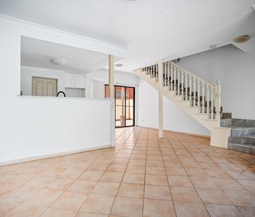 Air-Conditioned Three-Bedroom Townhouse with Ensuite, Gas Cook-Top ... - Photo 6