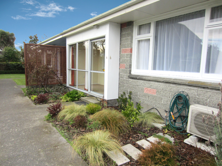 1-Bedroom Flat with Separate Kitchen and Garage - Photo 2