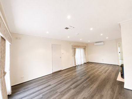 5-bedroom home with pool in Kialla Lakes - Photo 2